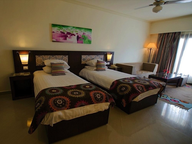 Imagen de la habitación del Hotel Lotus Bay Resort. Foto 3