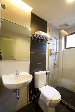 Imagen de la habitación del Hotel Lotus Family , Masjid India. Foto 6