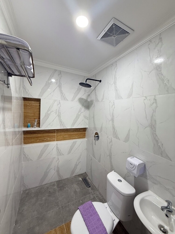 Imagen de la habitación del Hotel Lotus Guest House, Balikpapan. Foto 9