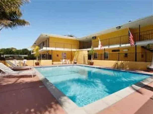 Imagen de la piscina del Hotel Lotus Of Lompoc - A Great Hospitality Inn. Foto 10