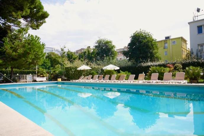 Imagen de la piscina del Hotel Lotus, Rimini. Foto 14