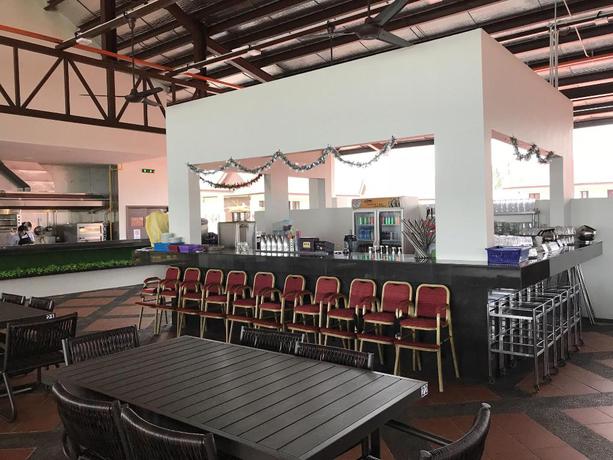 Imagen del bar/restaurante del Hotel Lotus Seaview Beach Resort. Foto 2