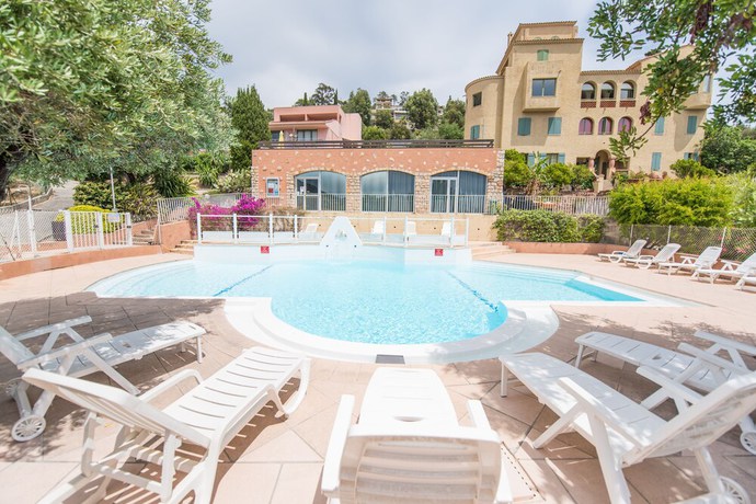 Imagen de la piscina del Hotel Lou Castelet, TH&Eacute;OULE-SUR-MER. Foto 14