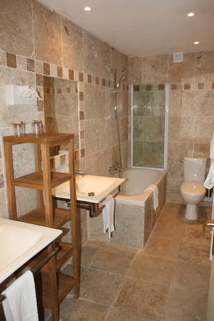 Imagen de la habitación del Hotel Lou Cigaloun. Foto 9