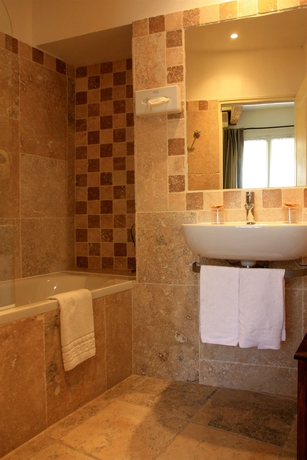 Imagen de la habitación del Hotel Lou Cigaloun. Foto 10