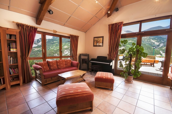 Imagen de los interiores del Hotel Lou Riouclar. Foto 14