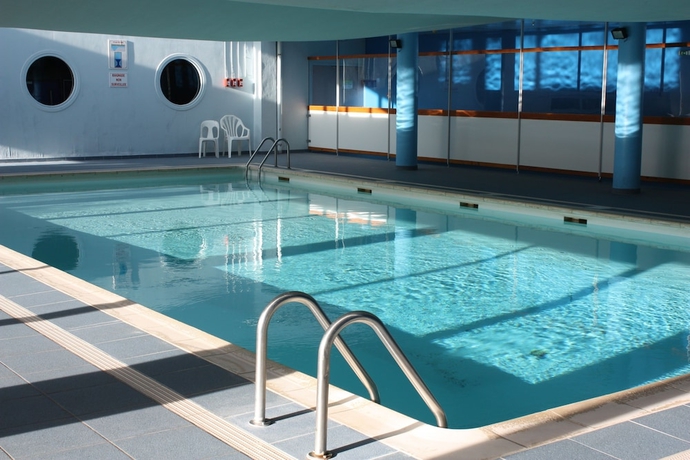 Imagen de la piscina del Hotel Lou Riouclar. Foto 17