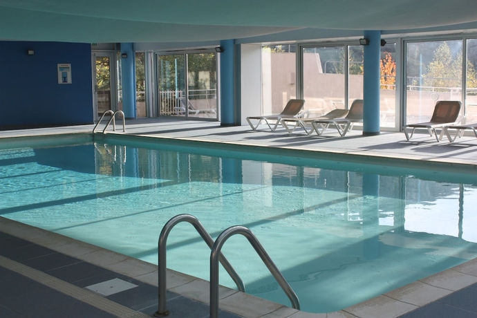 Imagen de la piscina del Hotel Lou Riouclar. Foto 18