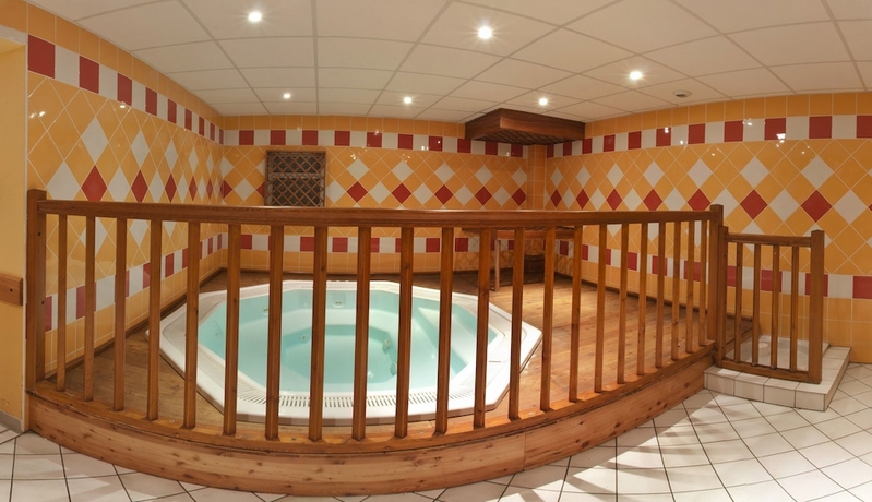 Imagen de la piscina del Hotel Lou Riouclar. Foto 19