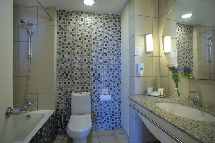 Imagen de la habitación del Hotel Louis Althea beach. Foto 8