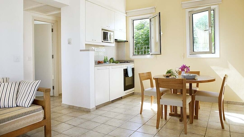 Imagen de la habitación del Hotel Louis Althea beach. Foto 9