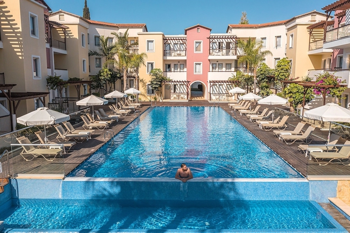 Imagen de la piscina del Hotel Louis Althea beach. Foto 19