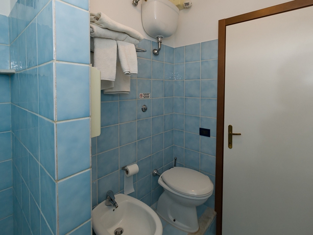 Imagen de la habitación del Hotel Louis Ii, Aeropuerto de Roma-Ciampi. Foto 9