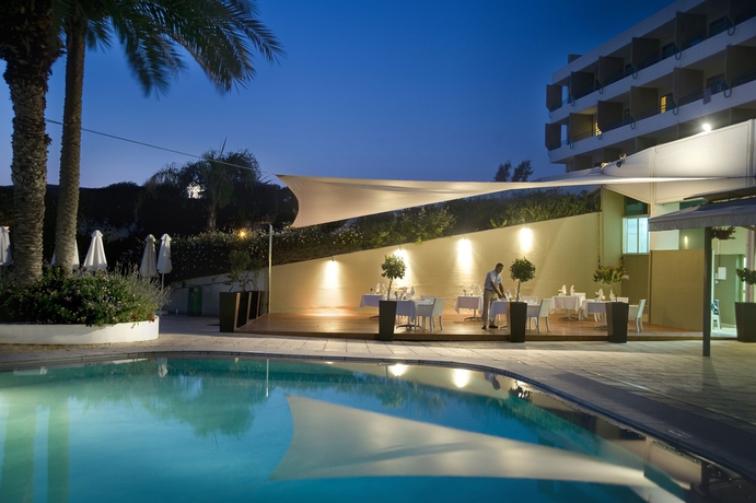 Imagen de la piscina del Hotel Louis Imperial Beach. Foto 16