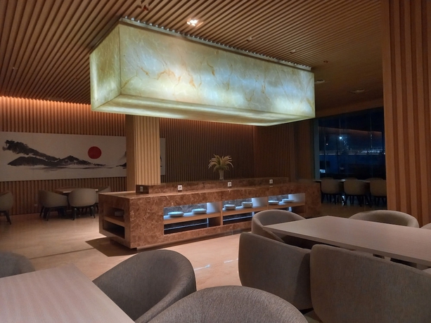 Imagen del bar/restaurante del Hotel Louis Kienne Chadstone Cikarang. Foto 1