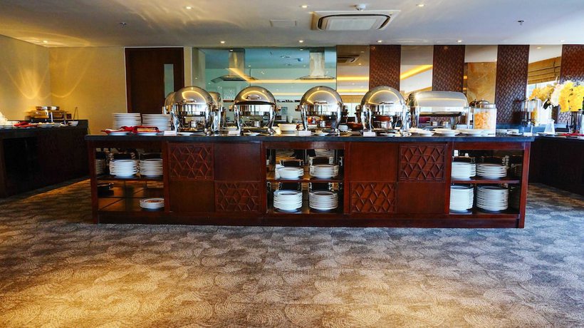 Imagen del bar/restaurante del Hotel Louis Kienne Hotel Pandanaran. Foto 2