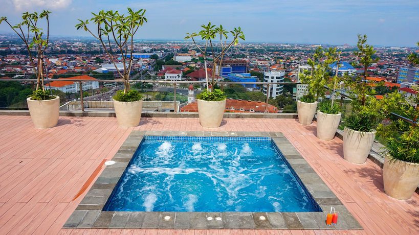 Imagen de la piscina del Hotel Louis Kienne Hotel Pandanaran. Foto 18