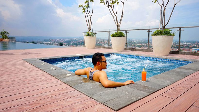 Imagen de la piscina del Hotel Louis Kienne Hotel Pandanaran. Foto 19