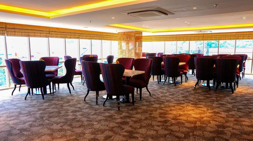 Imagen del bar/restaurante del Hotel Louis Kienne Hotel Pandanaran. Foto 4