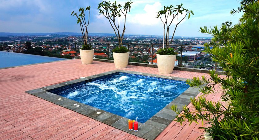 Imagen de la piscina del Hotel Louis Kienne Hotel Pandanaran. Foto 20