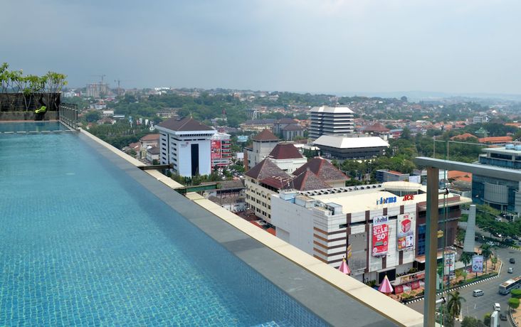 Imagen de la piscina del Hotel Louis Kienne Hotel Simpang Lima. Foto 19
