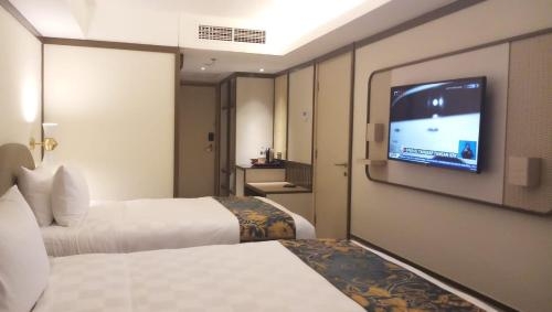 Imagen de la habitación del Hotel Louis Kienne Pemuda. Foto 8