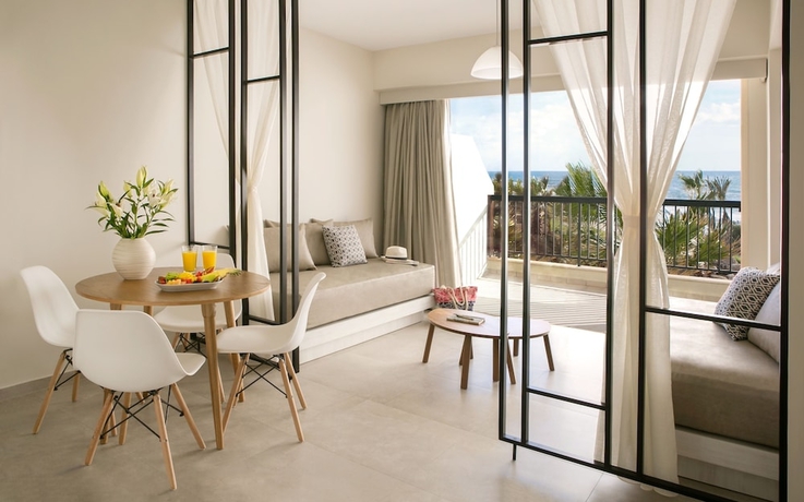 Imagen de la habitación del Hotel Louis Paphos Breeze. Foto 14