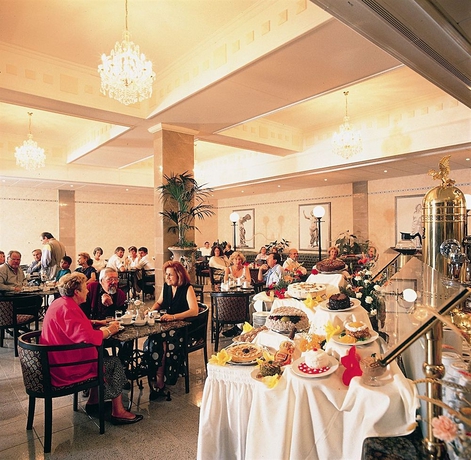 Imagen del bar/restaurante del Hotel Louis Phaethon Beach. Foto 2