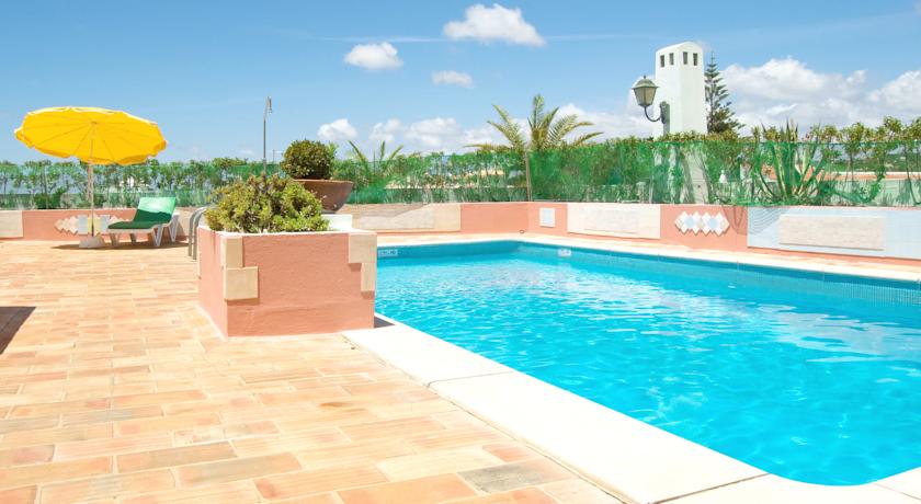 Imagen de la piscina del Hotel Loule Jardim. Foto 11