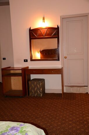Imagen de la habitación del Hotel Louris inn. Foto 2