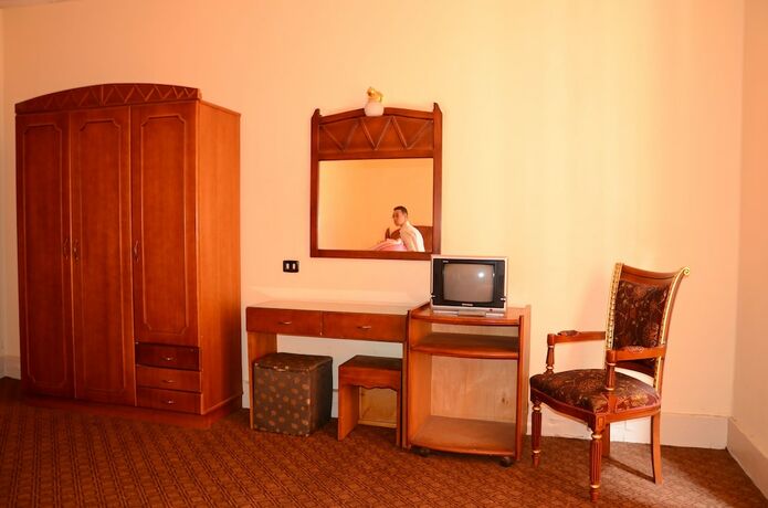 Imagen de la habitación del Hotel Louris inn. Foto 4