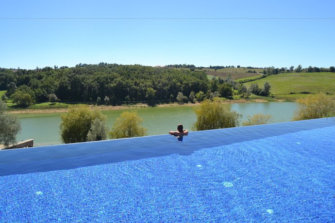 Imagen de la piscina del Hotel L'oustal Del Carlat. Foto 18