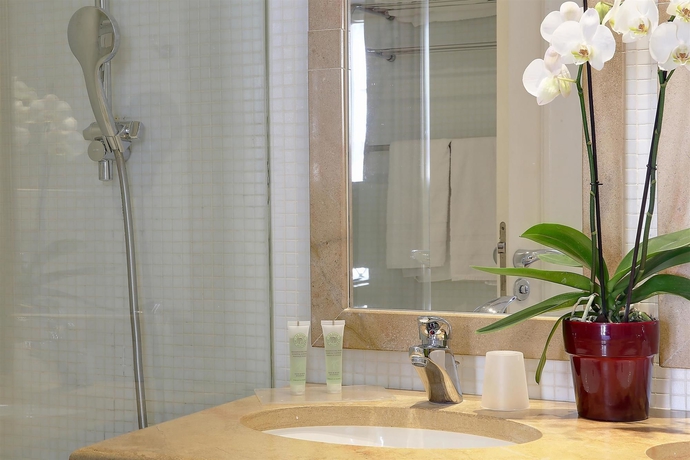 Imagen de la habitación del Hotel Louvre Piemont. Foto 8