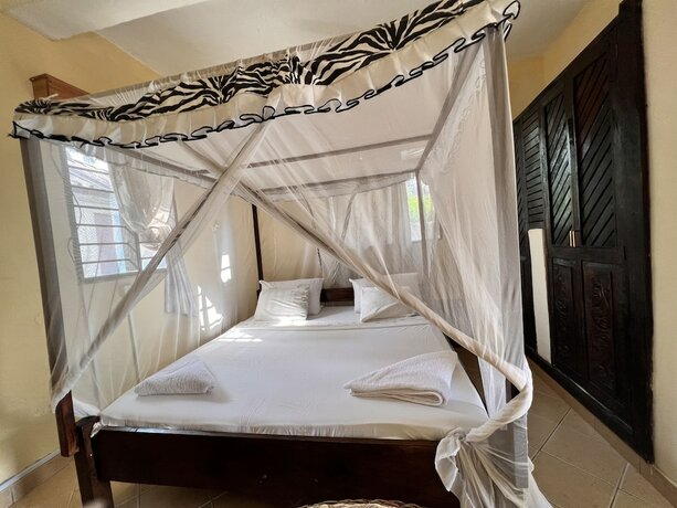 Imagen general del Hotel Lovely 5-bed Room House With a Swimming Pool. Foto 5