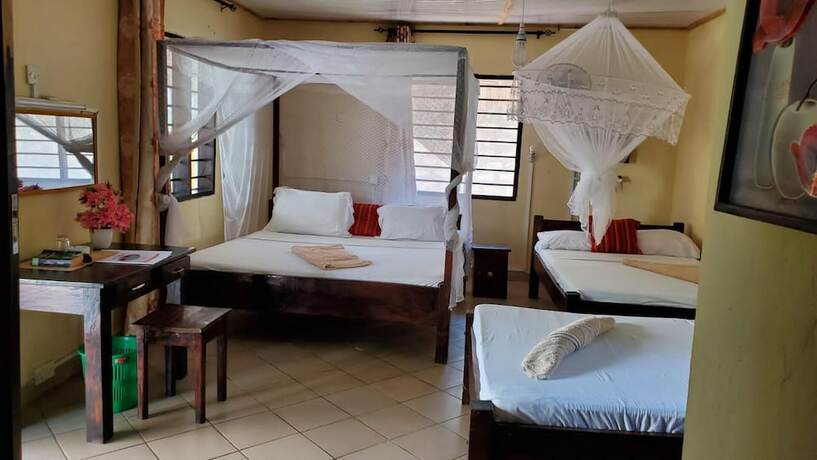 Imagen general del Hotel Lovely 5-bed Room House With a Swimming Pool. Foto 6
