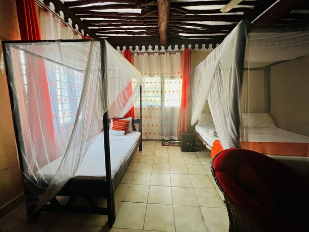 Imagen general del Hotel Lovely 5-bed Room House With a Swimming Pool. Foto 8