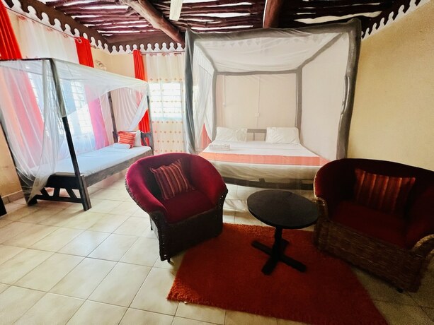Imagen general del Hotel Lovely 5-bed Room House With a Swimming Pool. Foto 9