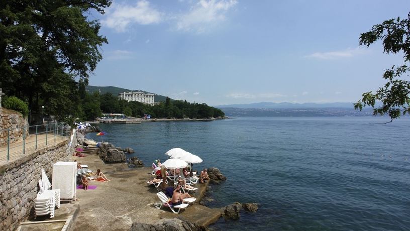 Imagen de los exteriores del Hotel Lovran. Foto 12