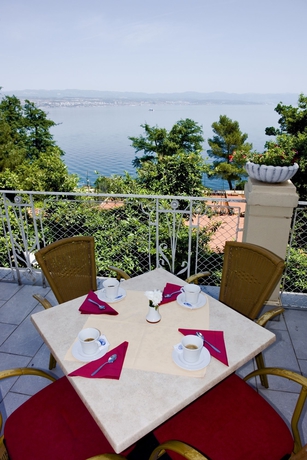 Imagen de los exteriores del Hotel Lovran. Foto 13