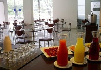 Imagen de la habitación del Hotel Lp Equipetrol. Foto 5