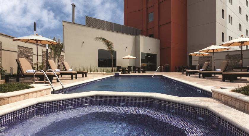 Imagen de la piscina del Hotel Lq By Wyndham Tegucigalpa. Foto 15