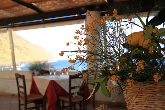 Imagen del bar/restaurante del Hotel L’ariana Isole Eolie - Una Esperienze. Foto 3