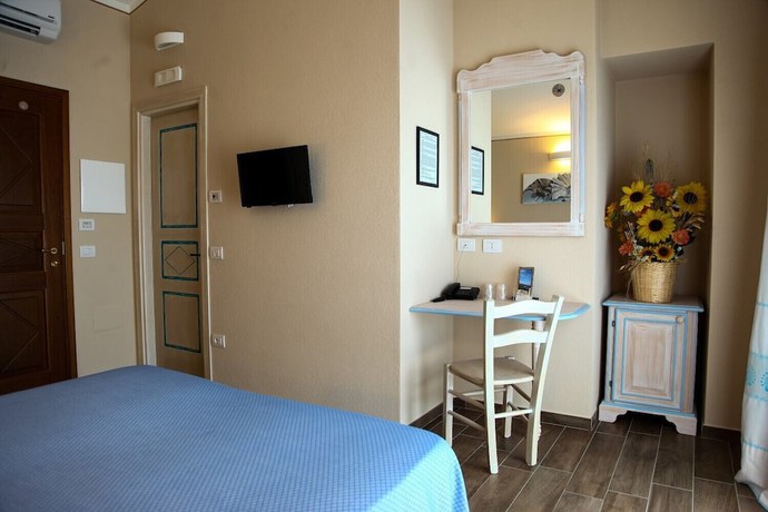 Imagen de la habitación del Hotel Lu Pitrali. Foto 7
