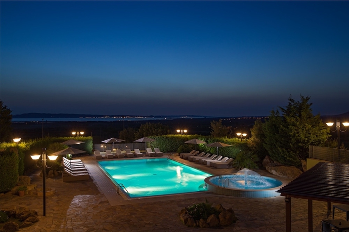 Imagen de la piscina del Hotel Lu'Hotel Porto Pino. Foto 19