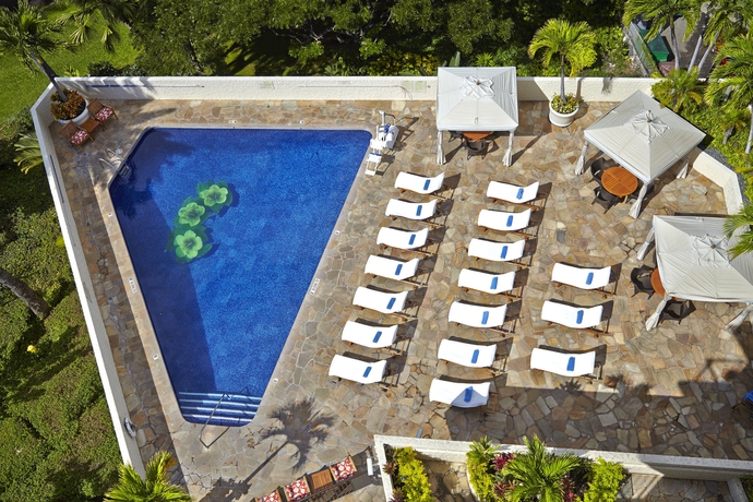 Imagen de la piscina del Hotel Luana Waikiki & Suites. Foto 16