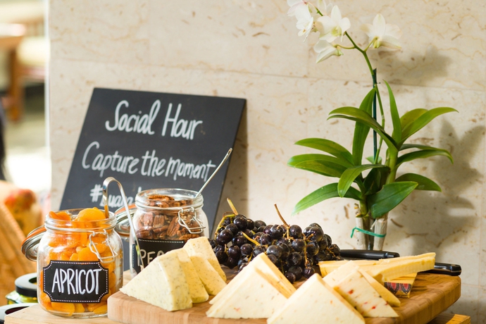 Imagen del bar/restaurante del Hotel Luana Waikiki & Suites. Foto 2