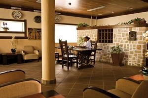 Imagen del bar/restaurante del Hotel Luca Kalema. Foto 2