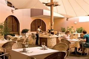 Imagen del bar/restaurante del Hotel Luca Kalema. Foto 3