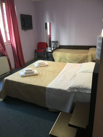 Imagen de la habitación del Hotel Lucania. Foto 18