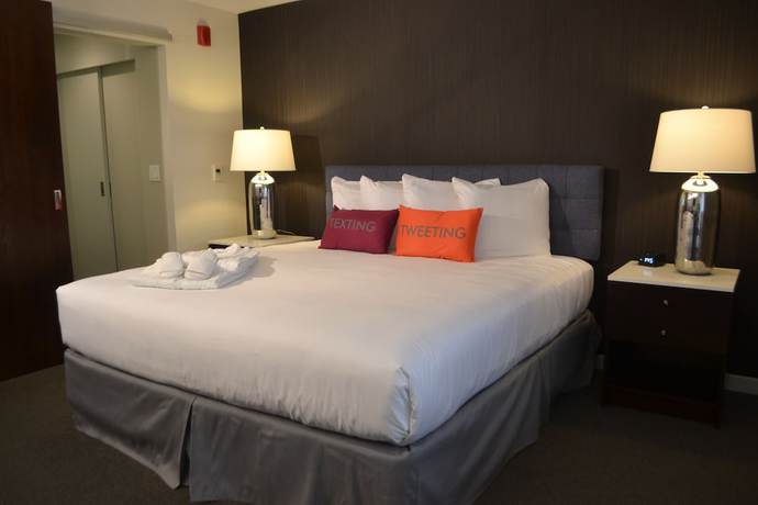 Imagen de la habitación del Hotel Lucent. Foto 9